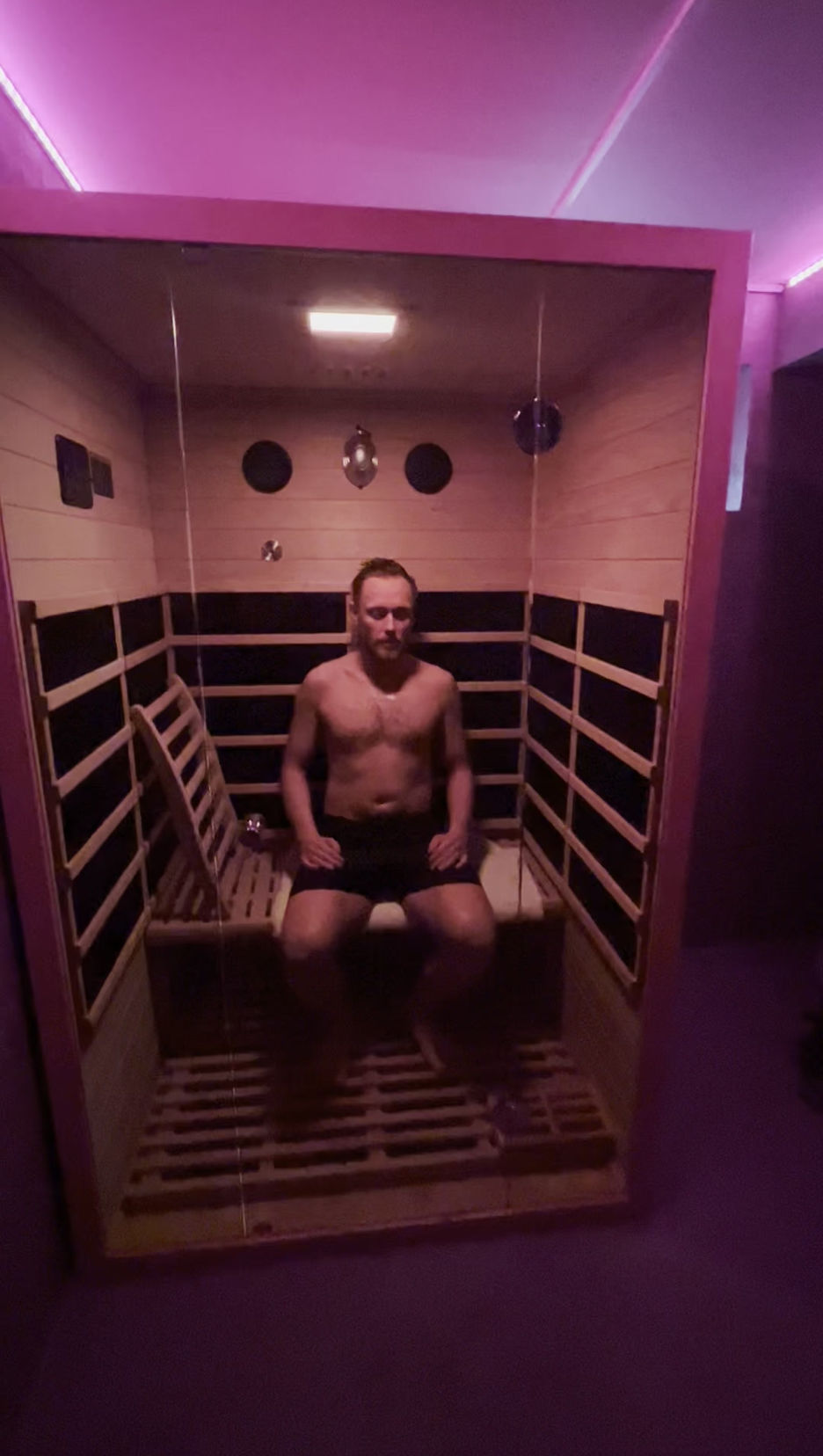 Bastulav i trä i en infraröd bastu med varmt ljus